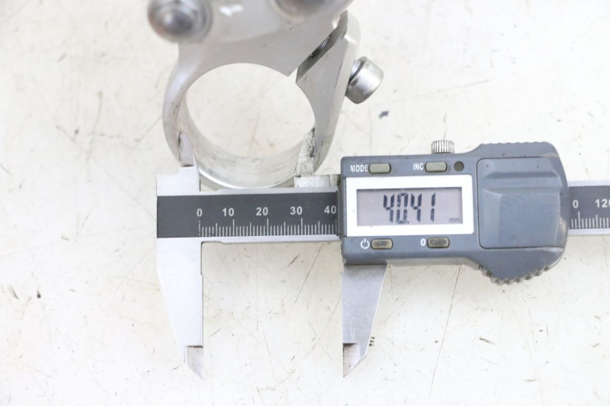 photo de GABELBRÃœCKE OBEN KAWASAKI ZR 7 750 (1999 - 2001) - Detailansicht des Bauteils