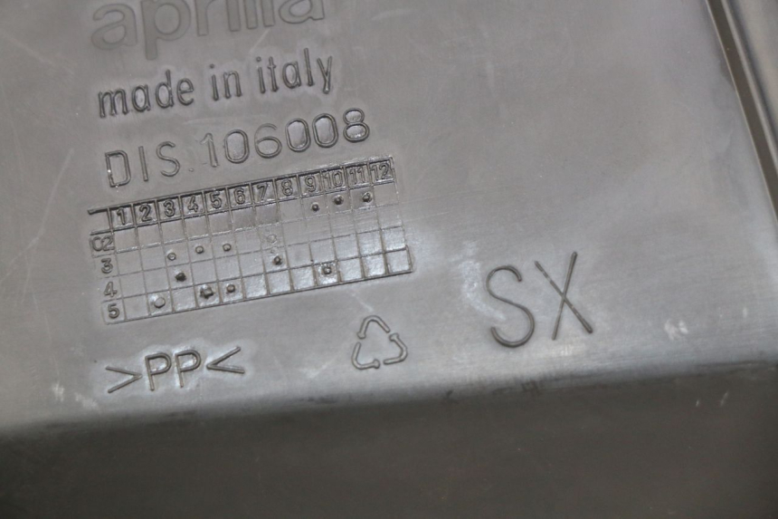 photo de LINKE INSPEKTIONSÖFFNUNGSKLAPPE APRILIA ATLANTIC 125 (2003 - 2009)