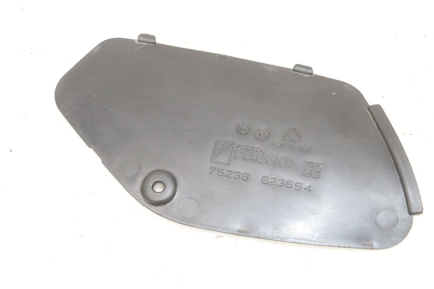 photo de LINKE INSPEKTIONSÖFFNUNGSKLAPPE PIAGGIO XEVO - X EVO 125 (2007 - 2016) - Detailansicht des Bauteils