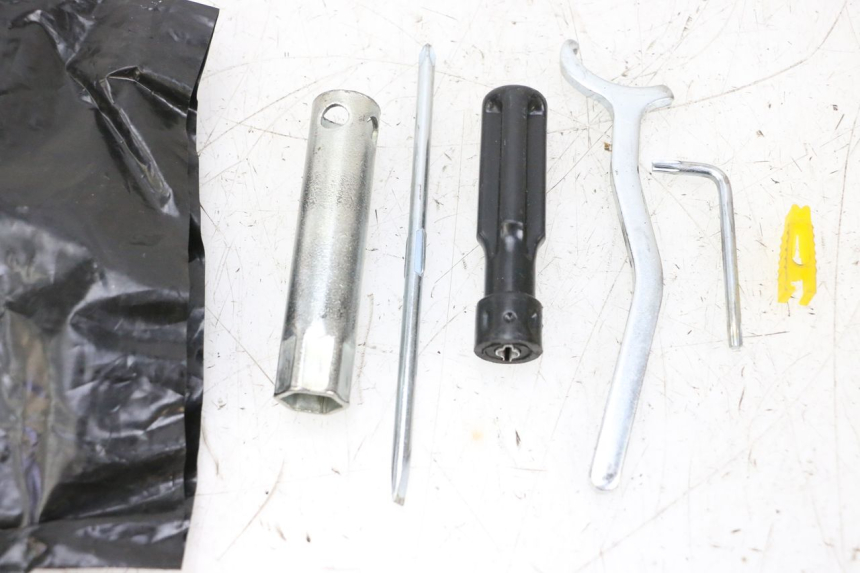 photo de WERKZEUG PIAGGIO VESPA GTS SUPER IE 125 (2009 - 2016) - Alternative Perspektive