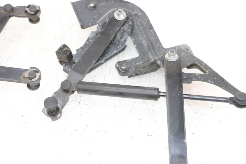 photo de FEDERBEIN HELMFACH PEUGEOT SATELIS 125 (2013 - 2018) - Detailansicht des Bauteils