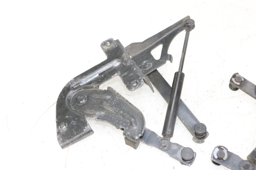 photo de FEDERBEIN HELMFACH PEUGEOT SATELIS 125 (2013 - 2018) - Details der Befestigungspunkte