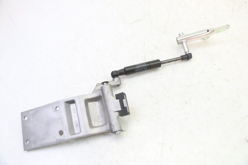 photo de FEDERBEIN HELMFACH YAMAHA XMAX X-MAX 125 (2021 - 2025) - Details der Befestigungspunkte