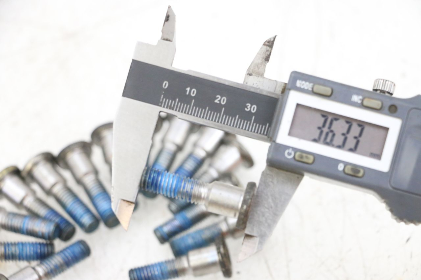 photo de BREMSSCHEIBENSCHRAUBE SUZUKI GSXR GSX-R 1000 (2003 - 2004) - Alternative Perspektive