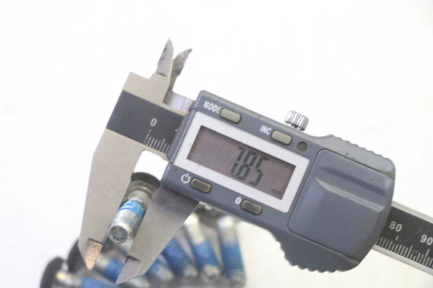 photo de BREMSSCHEIBENBEFESTIGUNGSSCHRAUBE YAMAHA YP MAJESTY 125 (2007 - 2010)