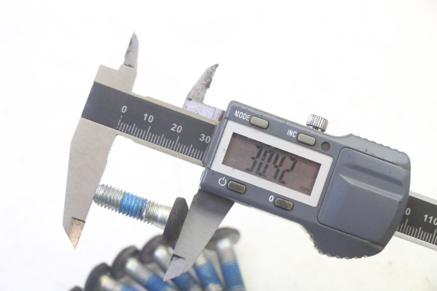 photo de BREMSSCHEIBENBEFESTIGUNGSSCHRAUBE YAMAHA YP MAJESTY 125 (2007 - 2010)